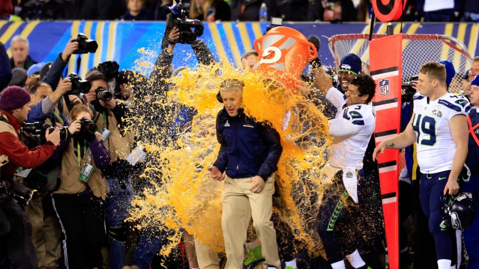 Trenér vítězů Pete Carroll dostal od svých svěřenců na lavičce sprchu